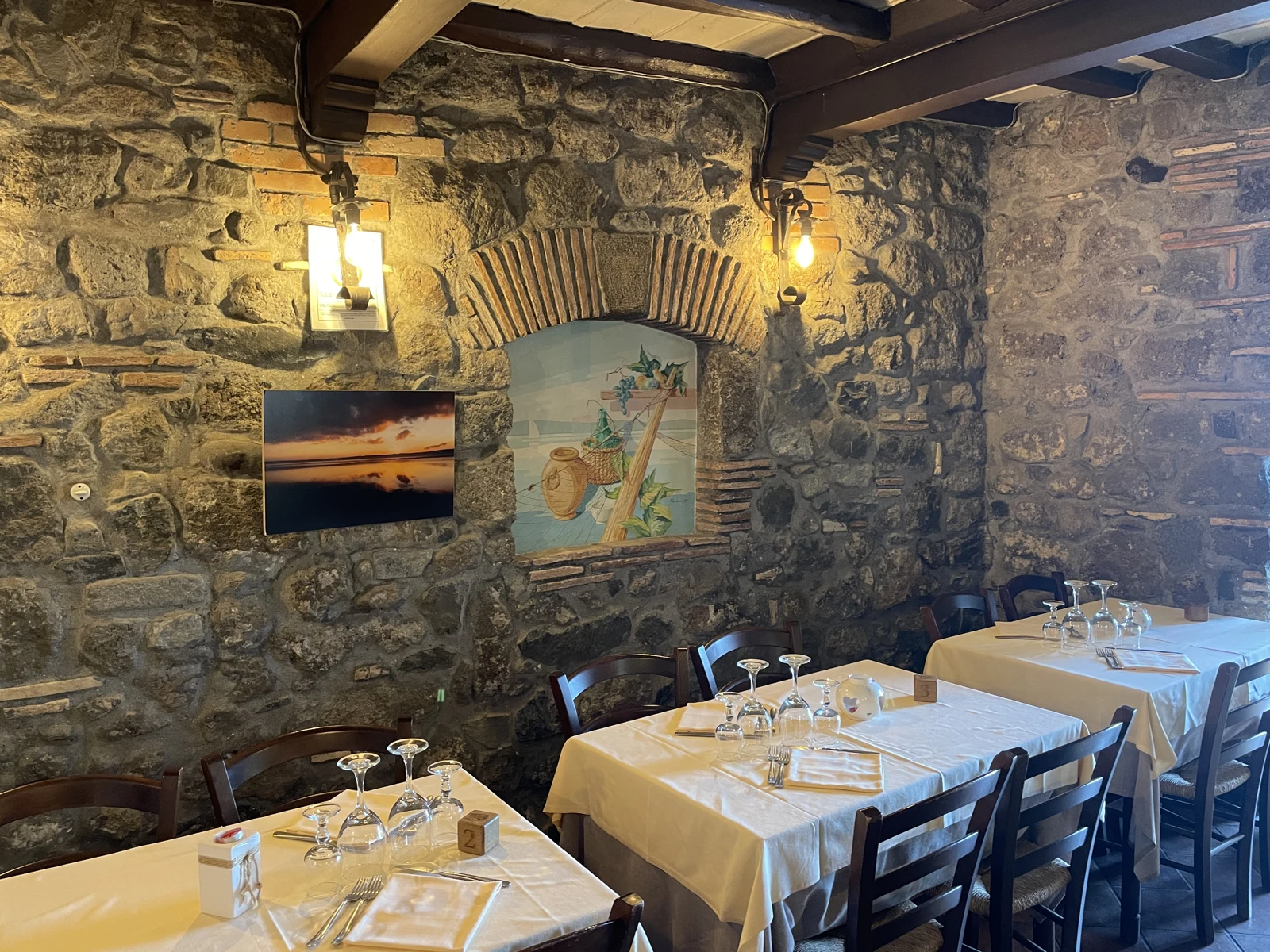 La sala della Tavernetta pronta ad accogliere gli ospiti